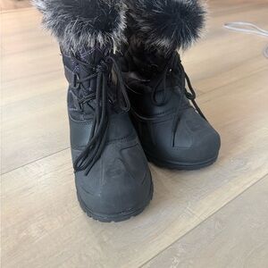 Itasca Black Winter Boots with Faux Fur Trim